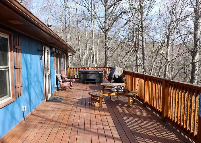 Serene Forest View- Hot Tub- Pet Friendly With Fenced Yard