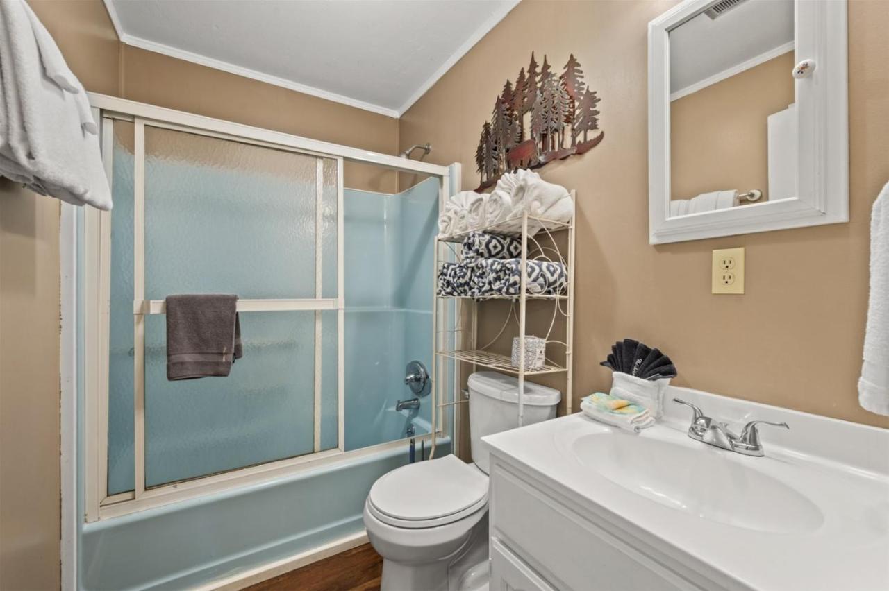 Hébergement de vacances Serene Forest View- Hot Tub- Pet Friendly With Fenced Yard