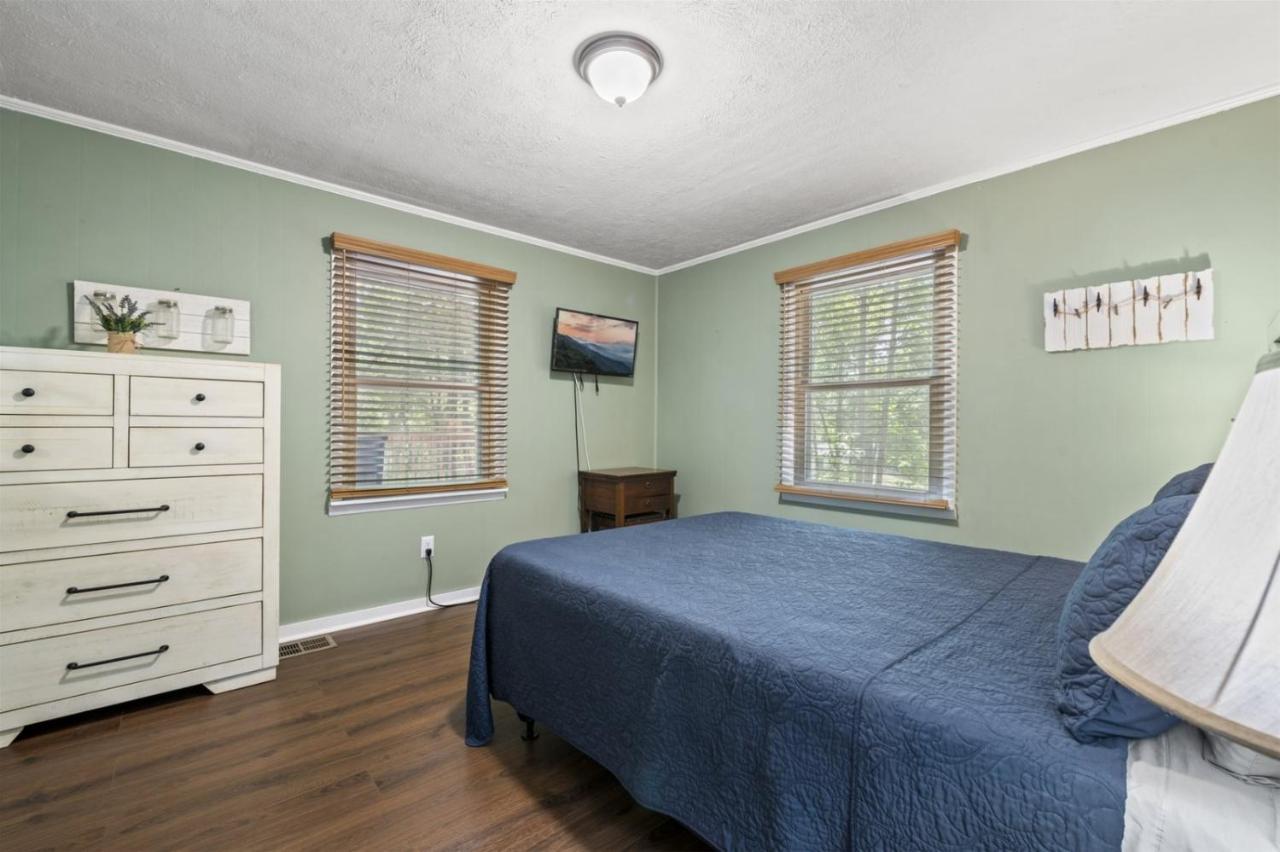 Serene Forest View- Hot Tub- Pet Friendly With Fenced Yard Hébergement de vacances *