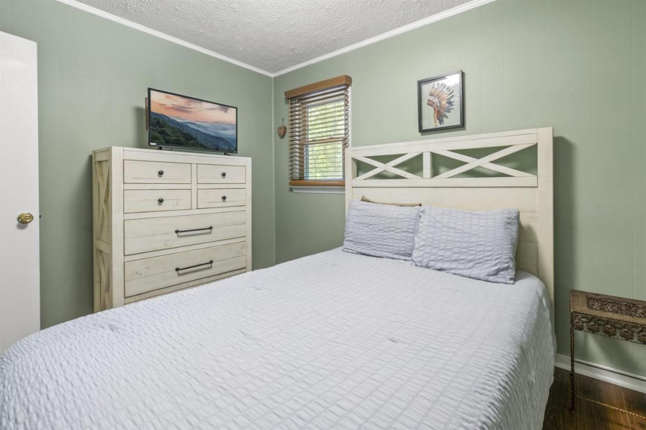 Serene Forest View- Hot Tub- Pet Friendly With Fenced Yard * Gatlinburg