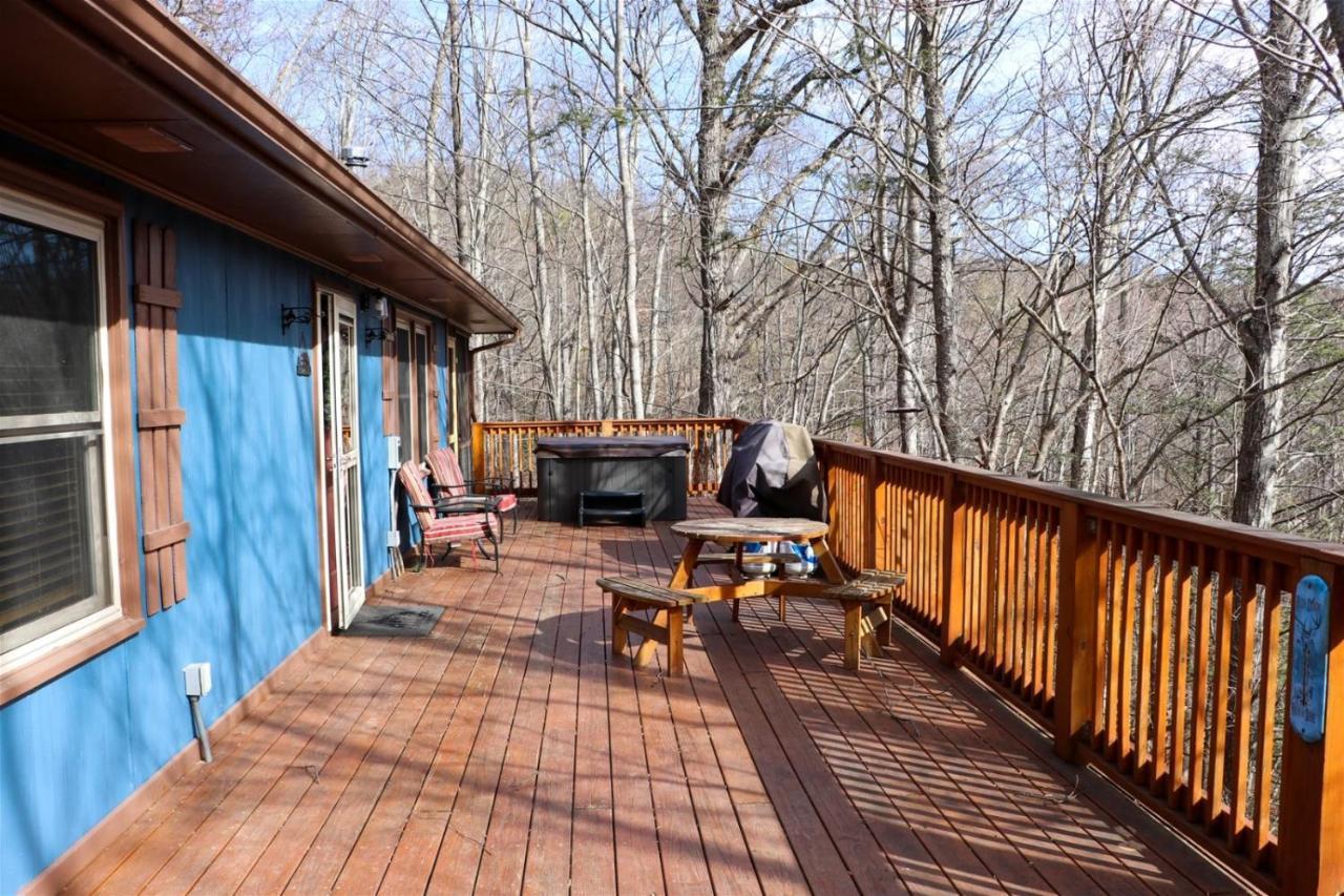 Serene Forest View- Hot Tub- Pet Friendly With Fenced Yard Hébergement de vacances Gatlinburg
