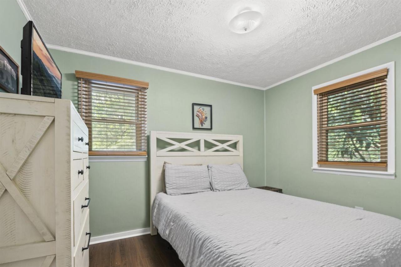 Hébergement de vacances Serene Forest View- Hot Tub- Pet Friendly With Fenced Yard *
