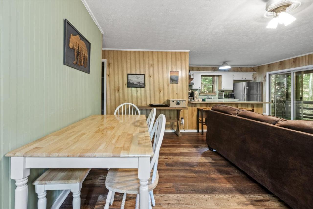 Hébergement de vacances Serene Forest View- Hot Tub- Pet Friendly With Fenced Yard